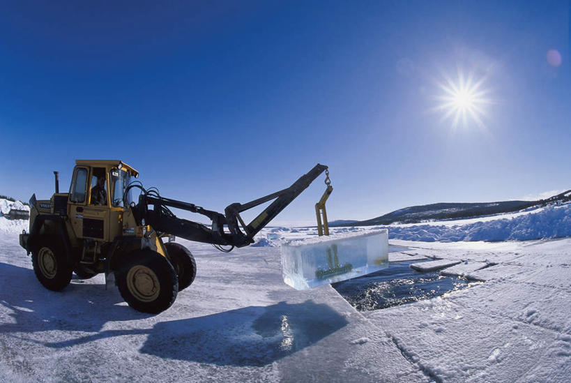 无人,横图,室外,白天,正面,旅游,度假,农业,美景,雪,大雪,汽车,一辆,覆盖,光线,光泽,积雪,景观,雪景,冬季,冬天,光芒,照射,娱乐,车,蓝色,蓝天,天空,自然,交通工具,天,享受,休闲,机械,景色,放松,寒冷,停放,晴朗,自然风光,载具,拖拉机,照耀,光辉,遮盖,万里无云,严寒,交通运输,农用机械,毫光,笼罩,笼盖,映照,晴空,晴空万里,彩图