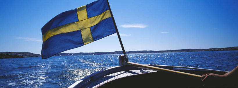 帆船,西方人,一个人,横图,室外,白天,正面,旅游,度假,海浪,海洋,美景,山,山脉,船,旗帜,国旗,瑞士,欧洲,欧洲人,仅一个男性,仅一个人,仅一个中年男性,一艘,阴影,光线,影子,景观,浪花,山峰,水平线,云,云朵,辽阔,海平线,山峦,云彩,娱乐,蓝色,白云,蓝天,天空,阳光,自然,海水,交通工具,群山,天,享受,休闲,广阔,景色,放松,晴朗,一望无际,自然风光,载具,海景,中欧,瑞士联邦,无边无际,一马平川,男人,男性,中年男性,白种人,旗,大海,风浪,海,海水的波动,近岸浪,涌浪,晴空,半身,彩图,水天相接,水天一线