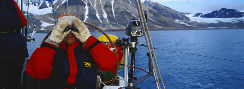 西方人,一个人,站,横图,室外,白天,正面,工作服,制服,旅游,度假,仪器,科技,石头,美景,山,山脉,轮船,船,欧洲,欧洲人,仅一个男性,仅一个人,一艘,眺望,握,阴影,波纹,飞溅,检查,研究,溅,反射,分析,光线,科学,英文,标志,石子,望远镜,文字,液体,影子,字符,字母,景观,山峰,水滴,云,云朵,山峦,拿,云彩,拿着,注视,娱乐,标识,水珠,仅一个年轻男性,一个,蓝色,白云,蓝天,水纹,天空,阳光,自然,船尾波,交通工具,波浪,群山,天,观察,看,站着,享受,休闲,景色,放松,清晰,探索,握着,放大,晴朗,单个,观看,英文字母,仔细,科研,察看,科学技术,瞭望,聚焦,关注,喷洒,自然风光,载具,远视镜,瞭望镜,光学,清楚,工作制服,男人,男性,年轻男性,白种人,石块,岩石,晴空,站立,半身,彩图,工作套服,光学仪器,千里镜