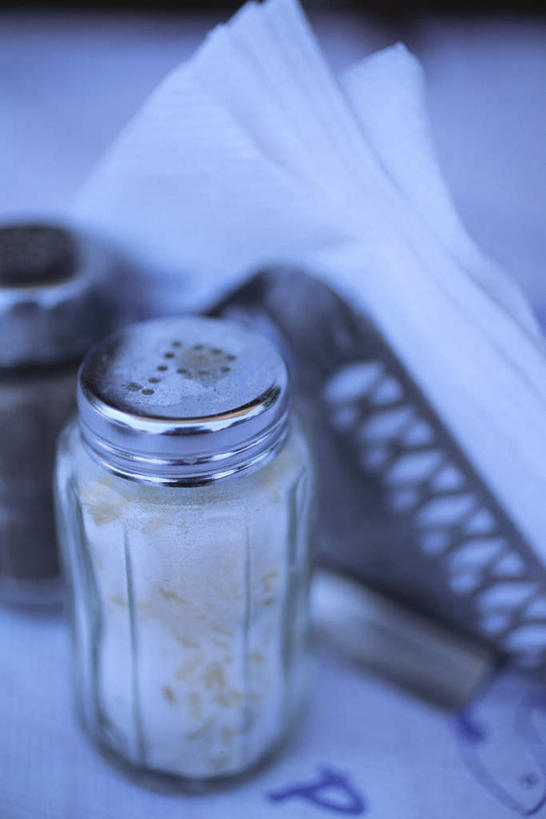 无人,竖图,俯视,室内,特写,白天,餐桌,桌子,一堆,阴影,堆叠,堆积,形状,朦胧,模糊,光线,罐子,影子,调料,孔,调味品,调味料,玻璃制品,阳光,玻璃瓶,瓶子,纸巾,餐台,堆,圆孔,形态,外形,彩图,高角度拍摄