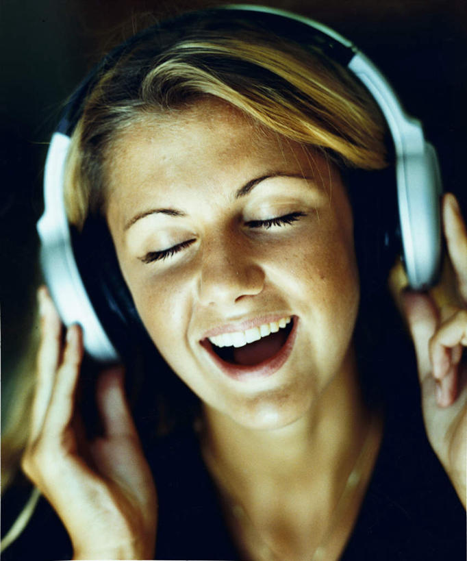 西方人,脸,头,脸颊,一个人,站,闭眼,竖图,室内,特写,白天,正面,陶醉,快乐,满意,幸福,欧洲,欧洲人,仅一个年轻女性,仅一个女性,仅一个人,一副,握,朦胧,模糊,音响,音乐,拿,拿着,娱乐,耳机,站着,张嘴,享受,休闲,放松,握着,舒适,享乐,张大嘴巴,迷恋,年轻女性,女人,女性,白种人,头部,脸部,脸蛋,面部,张开嘴,闭眼睛,闭着眼,闭着眼睛,站立,半身,彩图,沉醉