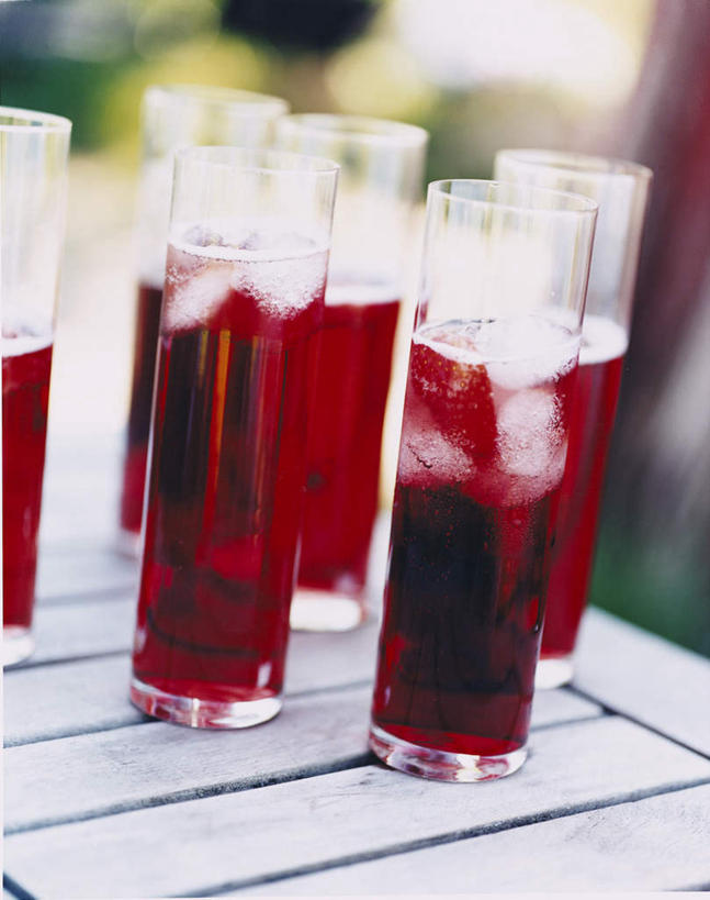 果汁,无人,竖图,室外,特写,白天,正面,树林,植物,桌面,桌子,杯子,一排,阴影,朦胧,模糊,整齐,光线,木制,影子,饮品,玻璃制品,树,树木,饮料,排列,红色,蓝色,绿色,蓝天,天空,阳光,自然,木制品,水杯,天,生长,成长,队列,可口,适口,玻璃杯,彩图