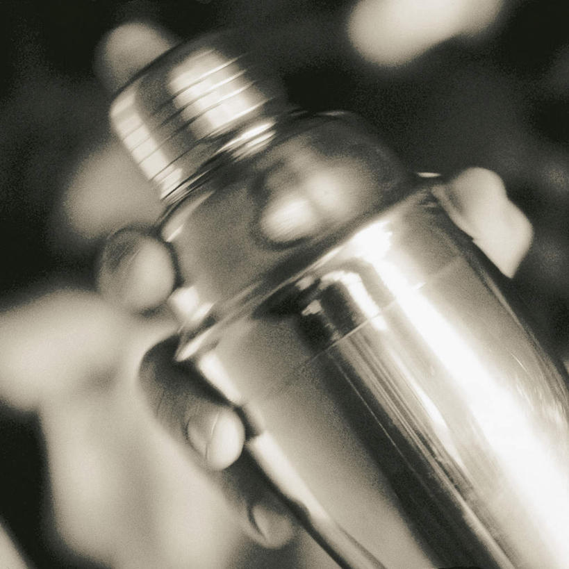 西方人,手,一个人,方图,室内,特写,白天,正面,金属制品,欧洲,欧洲人,仅一个男性,仅一个人,握,阴影,朦胧,模糊,光线,金属,材料,壶,影子,拿,拿着,水壶,仅一个年轻男性,倒影,茶壶,手部,握着,倒映,保温瓶,反照,质料,男人,男性,年轻男性,白种人,半身,彩图