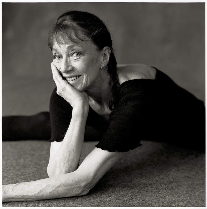 西方人,一个人,笑,微笑,露齿笑,竖图,俯视,黑白,室内,白天,运动服,锻炼,瑜伽,运动,欧洲,欧洲人,仅一个女性,仅一个人,撑,阴影,服装,光线,影子,扭头,注视,衣服,观察,看,转头,劈叉,养生,服饰,仅一个老年女性,劈腿,观看,察看,撑着,衣着,穿着,关注,衣饰,谛视,体育,老年女性,女人,女性,白种人,半身,高角度拍摄,健身,运动装