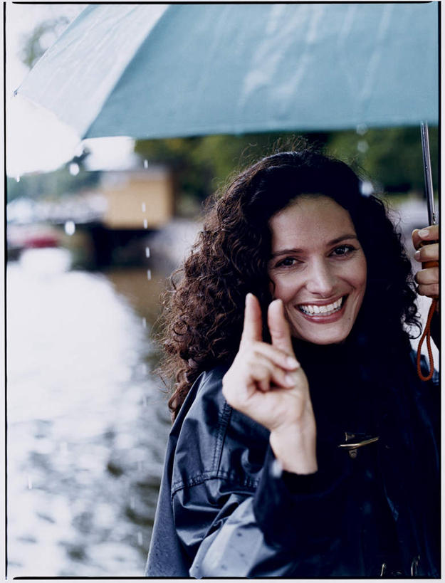 西方人,一个人,笑,微笑,露齿笑,竖图,室外,特写,白天,正面,雨,植物,暴雨,大雨,欧洲,欧洲人,仅一个女性,仅一个人,握,阴影,光线,测量,伞,影子,雨伞,拿,拿着,阳伞,树,树木,蓝色,绿色,自然,手势,仅一个中年女性,竖,握着,生长,成长,翘,保暖,细雨,防寒,御寒,食指,雨衣,尺寸,透气,防水,丈量,冲锋服,冲锋衣,防潮,数量,户外用品,女人,女性,中年女性,白种人,大拇指,小雨,半身,彩图