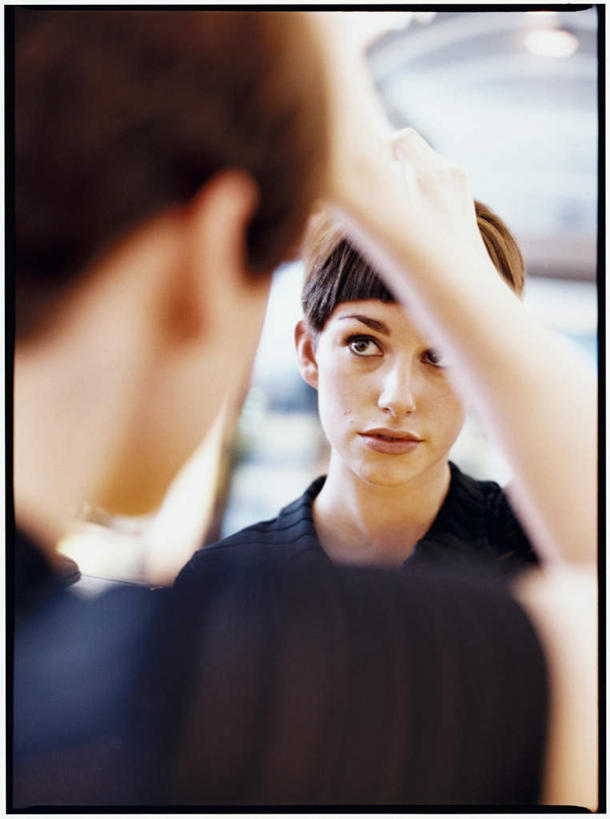 西方人,背部,一个人,竖图,室内,白天,正面,镜子,欧洲,欧洲人,仅一个年轻女性,仅一个女性,仅一个人,阴影,服装,梳妆,光线,边框,影子,休闲装,衣服,黑色,休闲,休闲服,服饰,镜像,镜面,梳理,妆扮,年轻女性,女人,女性,白种人,半身,彩图,打扮,装扮,装束