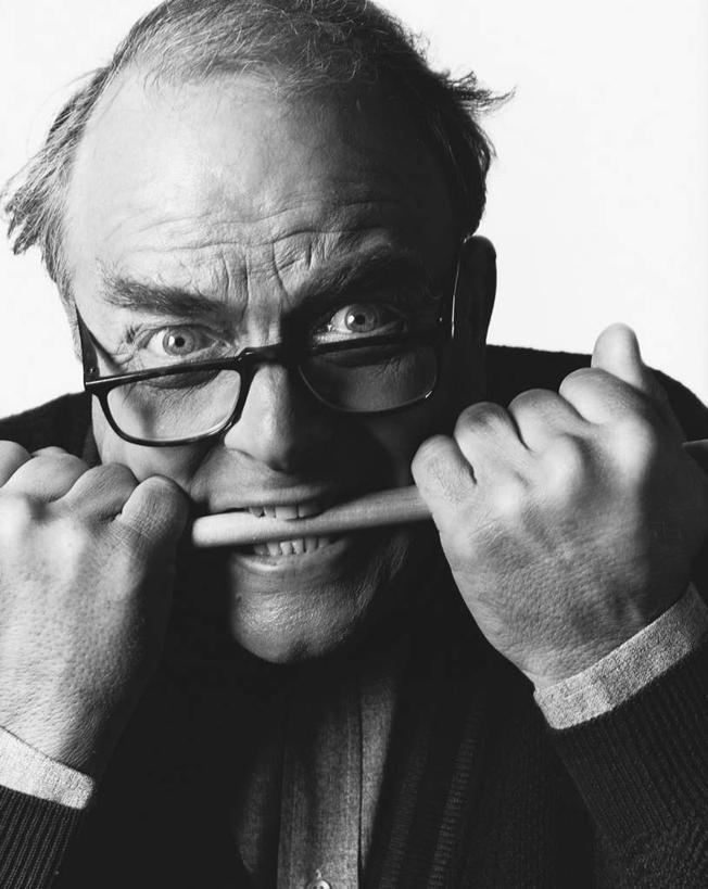 西方人,脸,头,脸颊,手,一个人,竖图,黑白,室内,特写,白天,白色背景,正面,欧洲,欧洲人,仅一个男性,仅一个人,仅一个中年男性,握,咬,阴影,光线,木制,眼镜,影子,拿,拿着,木制品,疼痛,手部,握着,摄影,影棚,狰狞,悲伤,咬着,痛苦,近视眼镜,疾苦,苦楚,男人,男性,中年男性,白种人,头部,脸部,脸蛋,面部,半身,影棚拍摄,拍摄