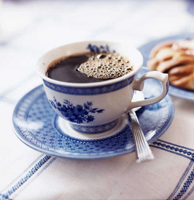 咖啡,无人,竖图,俯视,室内,特写,白天,幸福,餐桌,桌子,杯子,餐具,阴影,光线,布料,瓷器,碟子,盘,影子,勺子,咖啡杯,陶瓷制品,布纹,娱乐,桌布,饮料,盘子,餐巾,调羹,碟,台布,汤匙,享受,休闲,温馨,放松,乐趣,餐台,提神,舒适,瓷杯,醒脑,软饮料,充满,充溢,满盈,彩图,高角度拍摄