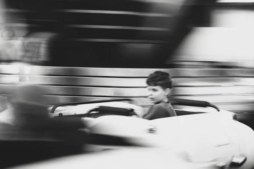 西方人,儿童,一个人,游乐园,坐,横图,黑白,室外,白天,侧面,游戏,纯洁,游乐场,欧洲,欧洲人,仅一个男性,仅一个人,朦胧,模糊,玩,扭头,娱乐,车,小孩,转头,仅一个小孩,休闲,可爱,童年,童趣,游乐设施,碰碰车,活动,发泄,消遣,智力,载具,童真,烂漫,无邪,宣泄,乐园,游艺设施,天真,男孩,男人,男性,白种人,孩子,玩耍,嬉戏,坐着,半身,男生