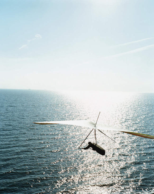 西方人,一个人,竖图,俯视,室外,白天,旅游,度假,海浪,海洋,美景,欧洲,欧洲人,仅一个男性,仅一个人,握,阴影,波纹,服装,光线,影子,景观,浪花,水平线,云,云朵,辽阔,海平线,拿,云彩,拿着,注视,休闲装,娱乐,仅一个年轻男性,衣服,蓝色,白云,蓝天,水纹,天空,阳光,自然,海水,波浪,天,观察,驾驶,看,行驶,享受,休闲,广阔,休闲服,景色,放松,握着,服饰,晴朗,观看,飘浮,一望无际,操纵,控制,察看,滑翔伞,关注,自然风光,海景,操控,万里无云,把持,无边无际,一马平川,男人,男性,年轻男性,白种人,大海,风浪,海,海水的波动,近岸浪,涌浪,晴空,晴空万里,彩图,高角度拍摄,全身,水天相接,水天一线