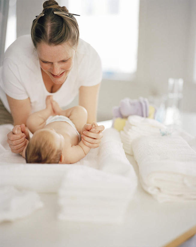 西方人,婴儿,儿童,两个人,家庭,母亲,站,躺,笑,微笑,露齿笑,竖图,室内,白天,正面,纯洁,窗户,床,卧室,玻璃,欧洲,欧洲人,一块,弯腰,朦胧,模糊,床单,注视,被子,尿布,纸尿裤,尿不湿,玻璃窗,玻璃制品,小孩,观察,看,站着,温暖,温馨,一家人,可爱,母爱,童年,童趣,单人床,活泼,观看,和睦,察看,被单,纸尿布,关注,宝宝,更换,童真,纯真,烂漫,无邪,替换,纸尿片,弯身,母婴,卧着,伶俐,天真,年轻女性,女人,女性,白种人,孩子,年轻人,躺着,卧,站立,半身,彩图,睡房,卧房,融洽