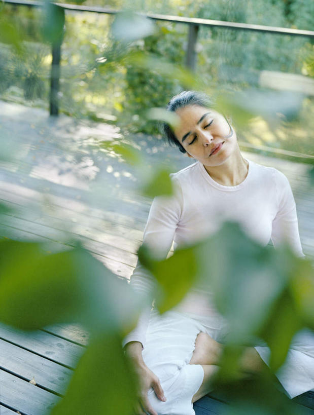 西方人,一个人,露台,坐,闭眼,盘腿,竖图,俯视,室内,白天,锻炼,瑜伽,运动,阳台,叶子,欧洲,欧洲人,仅一个年轻女性,仅一个女性,仅一个人,阴影,朦胧,模糊,光线,影子,绿叶,阳光,嫩叶,遮,遮掩,养生,掩盖,遮挡,遮盖,掩饰,体育,年轻女性,女人,女性,白种人,叶,叶片,闭眼睛,闭着眼,闭着眼睛,盘腿而坐,盘膝,盘着腿的,盘着腿坐,双腿交叉,坐着,彩图,高角度拍摄,全身,健身,露天阳台