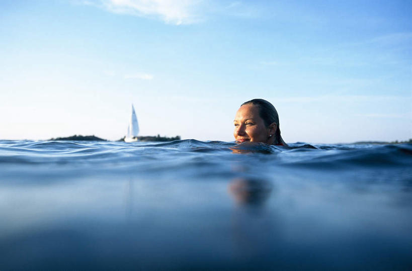 西方人,一个人,笑,微笑,横图,室外,白天,正面,旅游,度假,美景,欧洲,欧洲人,仅一个年轻女性,仅一个女性,仅一个人,阴影,朦胧,模糊,反射,影子,景观,水平线,水中,云,云朵,辽阔,海平线,云彩,注视,娱乐,蓝色,白云,蓝天,天空,自然,天,观察,看,享受,休闲,广阔,景色,放松,晴朗,观看,一望无际,察看,关注,自然风光,无边无际,一马平川,年轻女性,女人,女性,白种人,晴空,半身,彩图,水天相接,水天一线