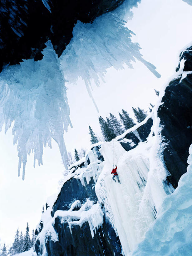 西方人,手,一个人,举,攀登,竖图,室外,白天,山,雪,雪山,大雪,欧洲,欧洲人,仅一个男性,仅一个人,仅一个中年男性,握,阴影,服装,光线,影子,冰,积雪,山峰,雪景,冬季,冬天,地面,山峦,拿,拿着,运动器械,背面,衣服,阳光,托,温暖,手部,爬,寒冷,握着,服饰,羽绒服,保暖,冰冷,御寒,严寒,冰凉,酷寒,凛冽,凛凛,极冷,冰镐,登山装备,冬装,男人,男性,中年男性,白种人,举起,举手,举着,攀爬,向上举,向上伸,向上托,彩图,全身,运动器材