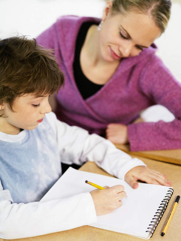 手,两个人,学校,坐,竖图,俯视,室内,白天,桌子,弯腰,握,阴影,服装,朦胧,模糊,光线,笔,影子,墙,办公用品,记事本,拿,拿着,注视,休闲装,书桌,校园,墙壁,墙面,文具,衣服,阳光,本子,笔记本,耳环,课桌,学习用品,观察,看,休闲,教室,手部,休闲服,握着,服饰,观看,文具用品,两支,察看,关注,弯身,耳饰,男人,男性,年轻女性,女人,女性,坐着,半身,彩图,高角度拍摄