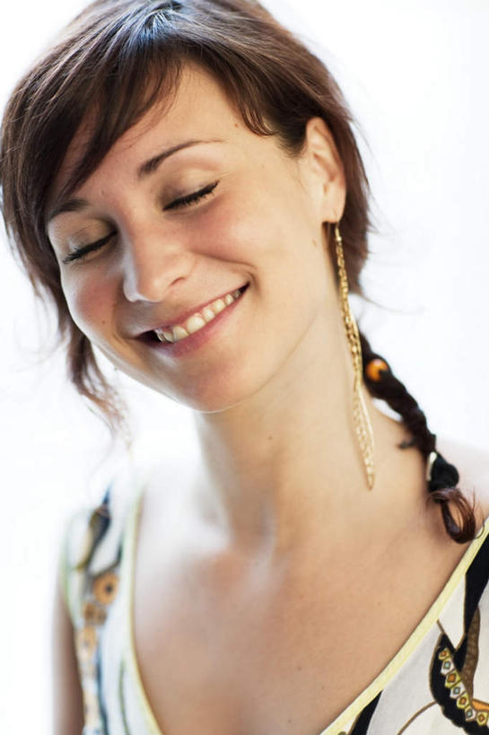 西方人,脸,头,眼睛,脸颊,眉毛,睫毛,一个人,站,闭眼,笑,微笑,露齿笑,竖图,室内,特写,白天,白色背景,正面,陶醉,欧洲,欧洲人,瞳孔,仅一个年轻女性,仅一个女性,仅一个人,阴影,服装,朦胧,模糊,装饰,光线,影子,灯光,休闲装,衣服,耳环,站着,休闲,休闲服,眼部,摄影,服饰,影棚,华丽,修饰,点缀,衬托,美观,雅致,雅观,耳饰,迷恋,年轻女性,女人,女性,白种人,头部,睫,脸部,脸蛋,眉,面部,眼,眼睫毛,眼眉,闭眼睛,闭着眼,闭着眼睛,站立,半身,彩图,影棚拍摄,拍摄,眼眉毛,沉醉