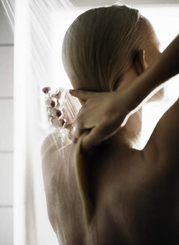 西方人,一个人,站,竖图,室内,特写,白天,洗澡,水,卫生间,浴室,欧洲,欧洲人,仅一个年轻女性,仅一个女性,仅一个人,朦胧,模糊,水龙头,液体,水滴,注视,干净,裸露,开关,背面,打开,观察,看,清洁,站着,享受,健康,放松,保健,观看,阀门,察看,卫生,开启,关注,裸,泡汤,水咀,年轻女性,女人,女性,白种人,淋浴房,站立,半身,彩图,沐浴,冲凉房,沐浴间,沐浴室