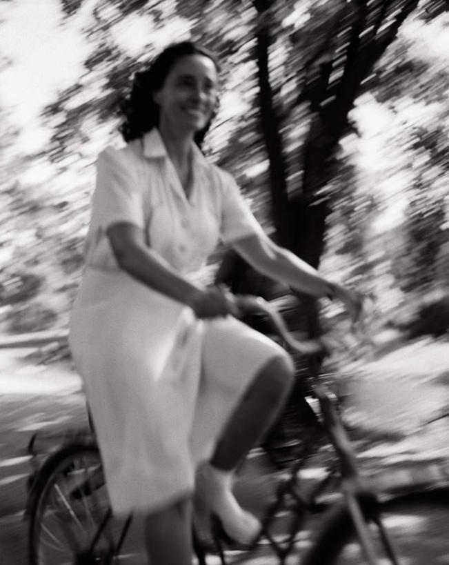 西方人,一个人,坐,竖图,黑白,室外,白天,仰视,旅游,度假,草地,草坪,植物,道路,路,公路,自行车,欧洲,欧洲人,仅一个年轻女性,仅一个女性,仅一个人,一辆,阴影,朦胧,模糊,光线,影子,云,云朵,交通,云彩,娱乐,车,脚踏车,草,树,树木,蓝色,绿色,白云,蓝天,天空,阳光,交通工具,天,享受,休闲,放松,生长,成长,载具,骑行,年轻女性,女人,女性,白种人,马路,坐着,半身,低角度拍摄