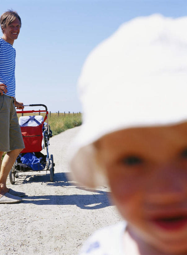 西方人,儿童,两个人,家庭,父亲,儿子,站,推,竖图,室外,白天,正面,旅游,度假,纯洁,草地,草原,美景,植物,道路,路,帽子,欧洲,欧洲人,阴影,光线,推车,影子,景观,旷野,云,云朵,小路,杂物,交通,云彩,注视,娱乐,草,小孩,蓝色,绿色,白云,蓝天,天空,阳光,自然,行李,天,观察,看,站着,享受,休闲,温暖,温馨,父子,一家人,景色,放松,父爱,可爱,童年,童趣,观看,和睦,察看,关注,自然风光,原野,童真,烂漫,无邪,天真,男孩,男人,男性,年轻男性,白种人,孩子,年轻人,站立,半身,彩图,融洽,男生
