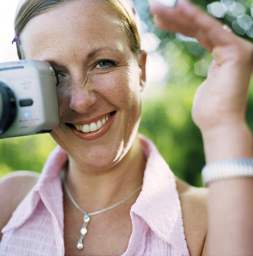 西方人,一个人,站,竖图,室外,白天,正面,旅游,度假,美景,相机,项链,叶子,欧洲,欧洲人,仅一个女性,仅一个人,一条,阴影,服装,光线,影子,景观,绿叶,粉红,注视,娱乐,装饰品,一个,拍照,衣服,蓝色,蓝天,天空,阳光,自然,饰品,首饰,天,观察,看,站着,仅一个中年女性,享受,休闲,嫩叶,景色,放松,服饰,观看,察看,衣着,穿着,关注,自然风光,衣饰,照像,女人,女性,中年女性,白种人,叶,叶片,照相机,站立,半身,彩图,照相