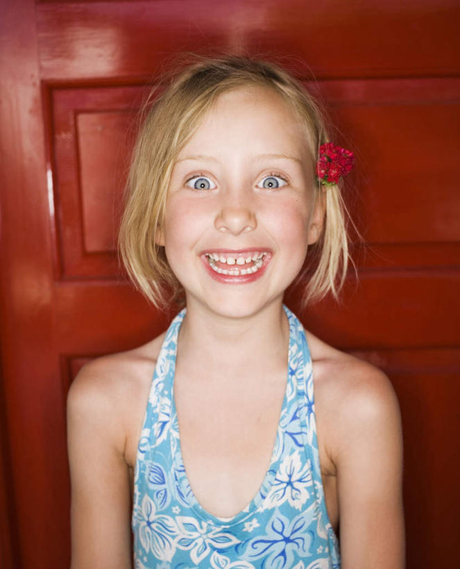 西方人,儿童,一个人,站,笑,微笑,露齿笑,竖图,室内,白天,正面,纯洁,欧洲,欧洲人,仅一个女性,仅一个人,阴影,服装,反光,反射,光线,影子,墙,淡蓝,注视,墙壁,墙面,小孩,衣服,红色,阳光,观察,看,站着,仅一个小孩,鬼脸,可爱,童年,童趣,服饰,观看,察看,衣着,穿着,关注,童真,烂漫,无邪,衣饰,天真,女孩,女人,女性,白种人,孩子,站立,半身,彩图,女生