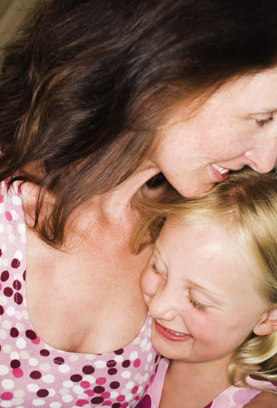 西方人,儿童,头发,两个人,家庭,母亲,女儿,闭眼,笑,微笑,露齿笑,竖图,室内,特写,白天,正面,裙子,纯洁,欧洲,欧洲人,阴影,连衣裙,光线,影子,依偎,小孩,粉色,阳光,靠,靠着,倚靠,温暖,温馨,母女,一家人,金色,可爱,母爱,童年,童趣,和睦,倚着,童真,烂漫,无邪,依附,依赖,投靠,天真,年轻女性,女孩,女人,女性,白种人,孩子,年轻人,闭眼睛,闭着眼,闭着眼睛,半身,彩图,融洽,女生