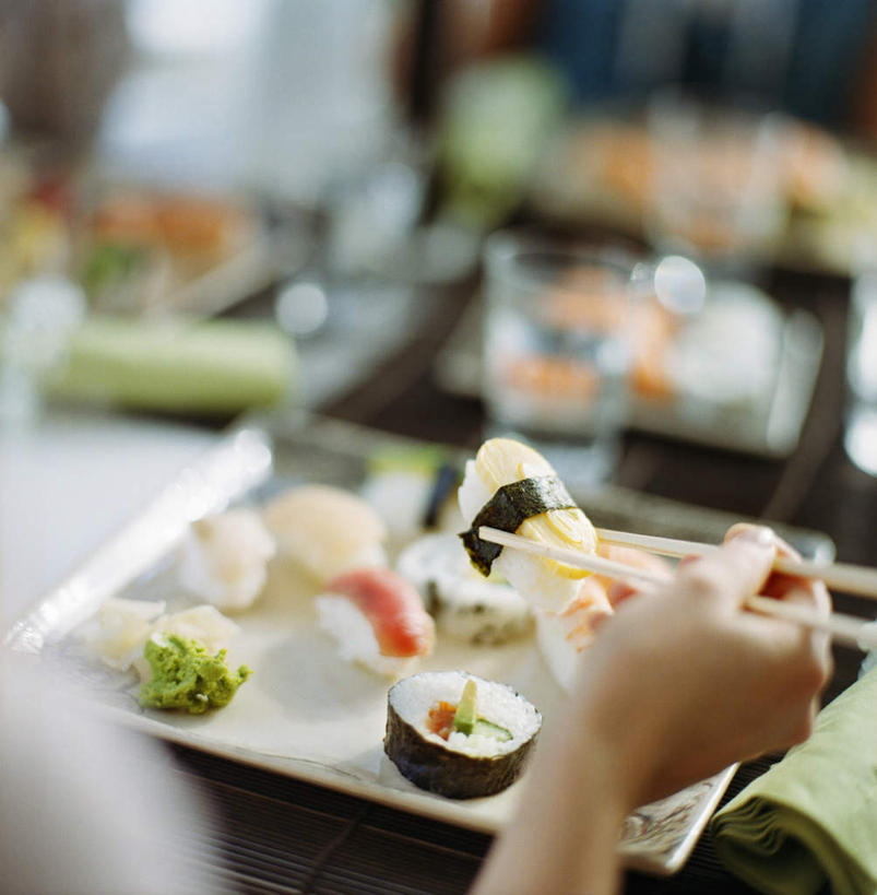 米饭,寿司,西方人,手,一个人,竖图,俯视,室内,特写,白天,烹饪,水,筷子,杯子,餐具,欧洲,欧洲人,仅一个女性,仅一个人,握,阴影,服装,裤子,丰富,光线,液体,影子,日本料理,料理,食品,饭,丰盛,拿,拿着,牛仔裤,休闲装,文化,饮用水,传统,菜肴,美食,玻璃制品,食物,衣服,阳光,水杯,日式料理,矿泉水,仅一个中年女性,休闲,日式,手部,休闲服,握着,服饰,佳肴,单手,礼节,五谷,醋饭,礼仪,蒸馏水,丰硕,丰厚,富厚,厚实,四喜饭,女人,女性,中年女性,白种人,玻璃杯,进餐用具,半身,彩图,高角度拍摄