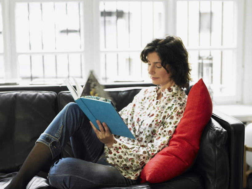 西方人,一个人,坐,笑,微笑,横图,照片,室内,白天,正面,窗户,靠垫,落地窗,沙发,欧洲,欧洲人,仅一个女性,仅一个人,握,阴影,服装,裤子,光线,相册,影子,靠枕,拿,拿着,注视,牛仔裤,休闲装,玻璃窗,衣服,红色,阳光,垫子,枕头,观察,看,靠,靠着,仅一个中年女性,休闲,休闲服,握着,摄影,服饰,观看,察看,关注,女人,女性,中年女性,白种人,相片,坐着,半身,彩图,拍摄,照相,皮沙发