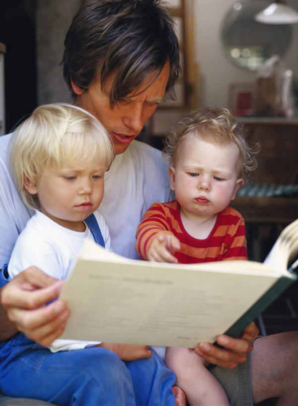 西方人,婴儿,儿童,三个人,家庭,父亲,坐,说,竖图,室内,白天,侧面,看书,讨论,阅读,纯洁,镜子,书籍,欧洲,欧洲人,学习,阴影,服装,光线,影子,休闲装,小孩,衣服,红色,蓝色,白色,阳光,书本,看,休闲,温暖,温馨,一家人,休闲服,橙色,父爱,可爱,童年,童趣,读书,浏览,服饰,活泼,镜像,和睦,镜面,宝宝,童真,纯真,烂漫,无邪,交流,伶俐,天真,男人,男性,年轻男性,白种人,孩子,年轻人,书,图书,沟通,讲话,交谈,商讨,说话,谈话,坐着,半身,彩图,融洽