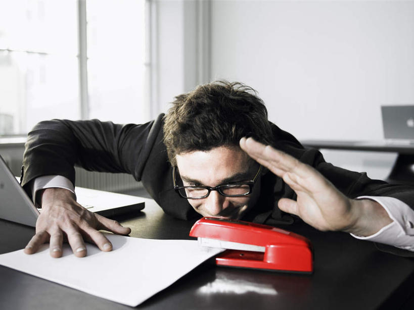 西方人,一个人,商务人士,商务男性,坐,笑,微笑,露齿笑,横图,俯视,室内,白天,衬衫,电脑,笔记本电脑,窗户,桌子,椅子,欧洲,欧洲人,仅一个男性,仅一个人,一排,连接,阴影,组合,套装,整齐,光线,网络,材料,档案,文件,影子,纸,办公桌,墙,办公用品,订书机,通讯设备,玻璃窗,墙壁,墙面,排列,仅一个年轻男性,红色,阳光,会议椅,手稿,资料,链接,办公椅,证明,无线,装订,队列,拼接,杠杆,拼凑,文档,通信设备,商务装,无线网络,无线上网,便携式电脑,订书器,工薪阶层,拼合,凑集,聚合,撮合,链结,缝合,商务椅,培训椅,手提电脑,男人,男性,年轻男性,白种人,白领,上班族,坐着,半身,彩图,高角度拍摄,衬衣