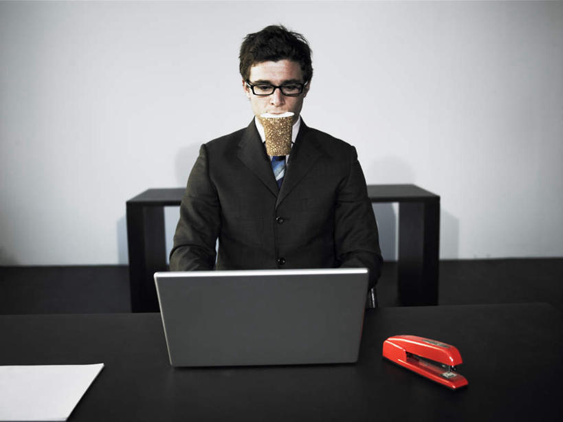 西方人,一个人,商务人士,商务男性,坐,横图,俯视,室内,白天,衬衫,电脑,笔记本电脑,窗户,桌子,椅子,欧洲,欧洲人,仅一个男性,仅一个人,一排,连接,咬,阴影,组合,套装,整齐,光线,网络,材料,档案,文件,影子,纸,办公桌,墙,办公用品,订书机,注视,通讯设备,玻璃窗,墙壁,墙面,排列,仅一个年轻男性,红色,阳光,会议椅,手稿,资料,观察,看,观看,链接,办公椅,证明,咬着,察看,无线,装订,队列,关注,拼接,杠杆,拼凑,文档,通信设备,商务装,无线网络,无线上网,便携式电脑,订书器,工薪阶层,拼合,凑集,聚合,撮合,链结,缝合,商务椅,培训椅,手提电脑,男人,男性,年轻男性,白种人,白领,上班族,坐着,半身,彩图,高角度拍摄,衬衣