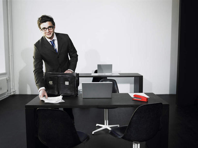 西方人,一个人,商务人士,商务男性,站,笑,微笑,露齿笑,横图,室内,白天,正面,衬衫,电脑,笔记本电脑,窗户,桌子,椅子,欧洲,欧洲人,仅一个男性,仅一个人,一排,连接,握,阴影,组合,套装,整齐,光线,网络,包,公文包,影子,办公桌,墙,办公用品,订书机,拿,拿着,通讯设备,玻璃窗,墙壁,墙面,排列,仅一个年轻男性,一个,红色,阳光,会议椅,站着,握着,单个,公事包,链接,办公椅,无线,装订,队列,拼接,杠杆,拼凑,通信设备,商务装,无线网络,无线上网,便携式电脑,订书器,工薪阶层,拼合,凑集,聚合,撮合,链结,缝合,商务椅,培训椅,手提电脑,男人,男性,年轻男性,白种人,白领,上班族,站立,半身,彩图,衬衣