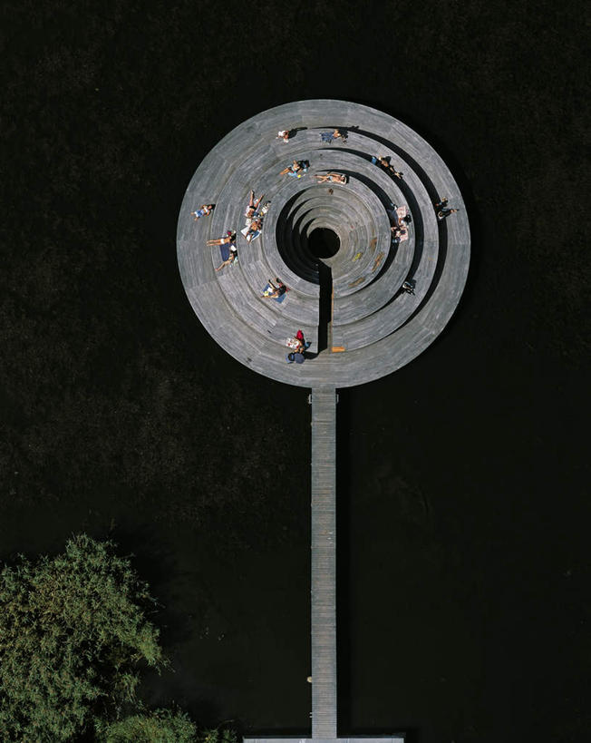 无人,竖图,彩色,室外,白天,正面,草地,草坪,植物,阴影,破旧,陈旧,光线,木制,影子,旋转,草,一个,绿色,阳光,木制品,高低,单个,五颜六色,凹凸,色彩斑斓,五彩缤纷,扭转,五彩斑斓,五光十色,彩图