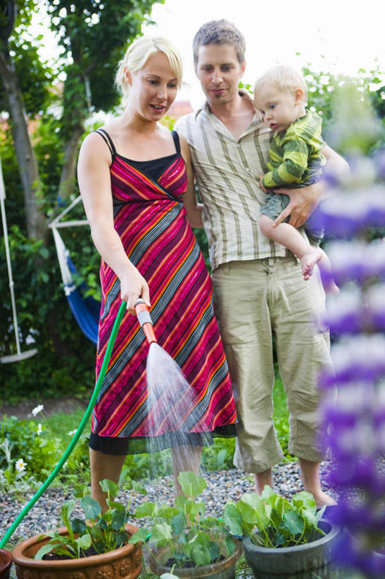 西方人,儿童,手,两个人,三个人,家庭,夫妻,母亲,父亲,儿子,站,抱,竖图,室外,白天,正面,爱情,纯洁,石头,植物,欧洲,欧洲人,许多,握,阴影,服装,朦胧,模糊,光线,盆栽,石子,影子,盆景,地面,很多,浪漫,拿,拿着,注视,休闲装,小孩,衣服,绿色,阳光,自然,低头,观察,看,站着,休闲,温暖,温馨,父子,母子,三口之家,一家人,手部,休闲服,恩爱,父爱,可爱,母爱,童年,童趣,握着,恋人,服饰,生长,成长,抱着,观看,和睦,察看,洒水器,搂着,关注,童真,烂漫,无邪,天真,男孩,男人,男性,年轻男性,年轻女性,女人,女性,白种人,孩子,年轻人,夫妇,情侣,石块,怀抱,搂,搂抱,相抱,拥抱,站立,彩图,全身,伴侣,融洽,男生