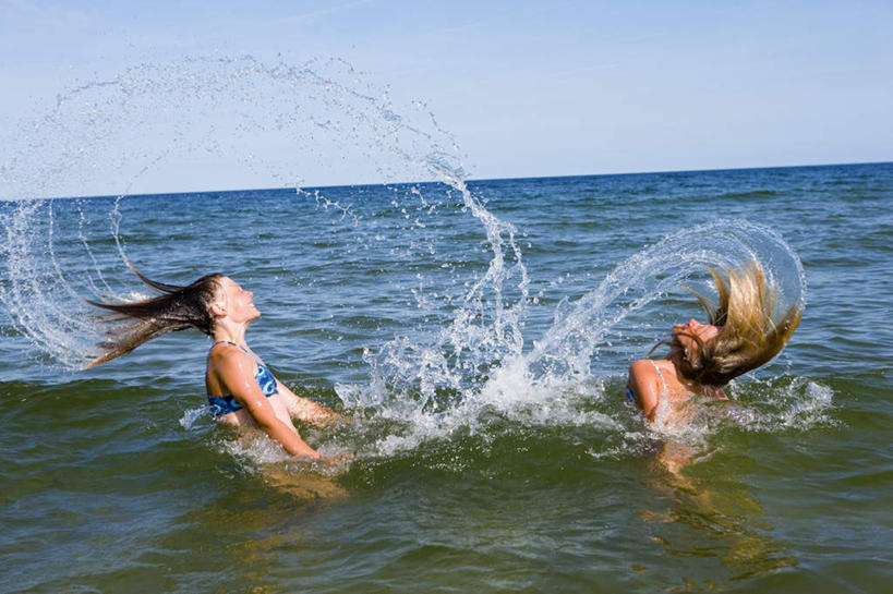 西方人,两个人,伙伴,朋友,横图,室外,白天,侧面,旅游,度假,游戏,友谊,美景,欧洲,欧洲人,阴影,光线,影子,景观,水平线,水中,辽阔,海平线,玩,娱乐,蓝色,蓝天,天空,阳光,自然,天,享受,休闲,广阔,景色,放松,晴朗,活动,一望无际,发泄,消遣,智力,自然风光,万里无云,宣泄,无边无际,一马平川,友情,年轻女性,女人,女性,白种人,晴空,晴空万里,玩耍,嬉戏,彩图,全身,甩,水天相接,水天一线