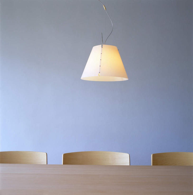 无人,竖图,室内,特写,白天,正面,安全,桌子,椅子,照明,阴影,平静,光线,壁灯,影子,办公桌,墙,灯光,墙壁,墙面,灯,会议椅,灯具,宁静,办公椅,照亮,照明设备,和平,安详,商务椅,培训椅,太平,安适,安好,宁靖,彩图