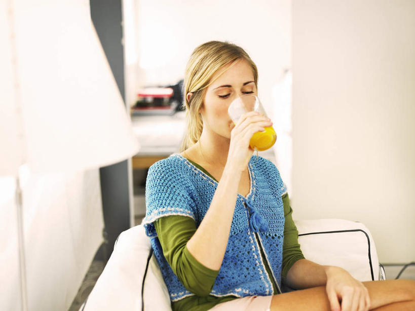 果汁,西方人,一个人,客厅,笑,微笑,露齿笑,横图,室内,白天,侧面,沙发,台灯,照明,欧洲,欧洲人,仅一个年轻女性,仅一个女性,仅一个人,握,阴影,服装,光线,影子,灯光,饮品,拿,拿着,注视,休闲装,灯,饮料,衣服,蓝色,阳光,灯具,观察,看,休闲,赤脚,休闲服,橙色,握着,服饰,观看,照亮,察看,起居室,照明设备,关注,可口,布艺沙发,客堂,适口,年轻女性,女人,女性,白种人,半身,彩图