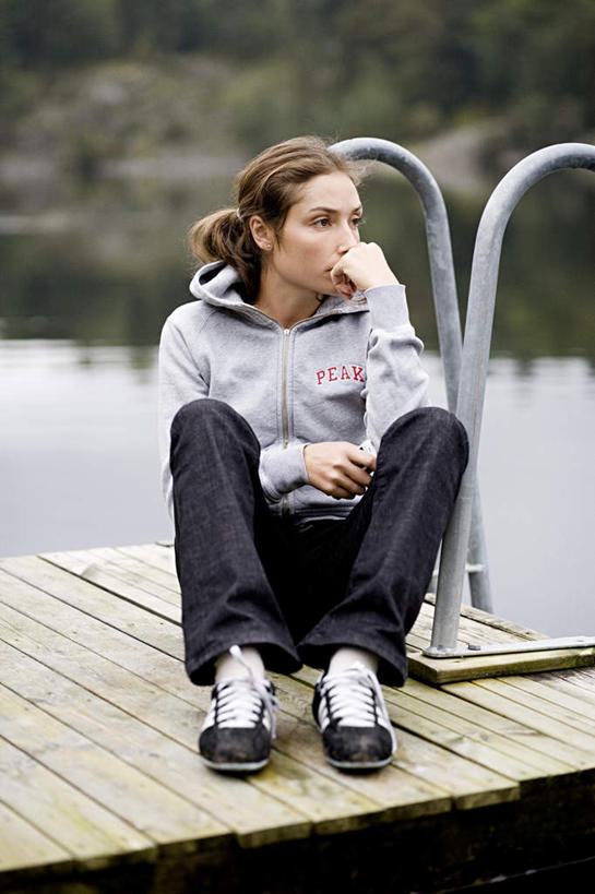 西方人,一个人,栏杆,码头,蹲,笑,微笑,露齿笑,竖图,室外,白天,正面,寂寞,湖,湖泊,水,植物,港口,欧洲,欧洲人,仅一个年轻女性,仅一个女性,仅一个人,阴影,服装,光线,扶手,影子,岸边,湖面,水流,水面,注视,护栏,树,树木,衣服,绿色,倒影,阳光,自然,湖水,观察,看,温暖,服饰,生长,成长,观看,羽绒服,保暖,察看,倒映,御寒,关注,孑立,反照,冬装,孤单,孤独,年轻女性,女人,女性,白种人,蹲着,彩图,全身,摆渡口,埠头,渡口,渡头,港湾,海港,货运码头,口岸,商港