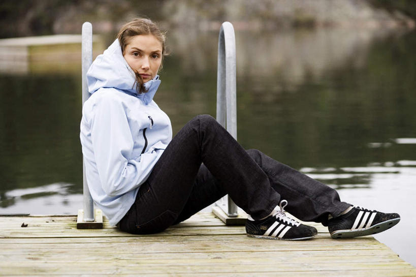 西方人,一个人,码头,蹲,笑,微笑,露齿笑,横图,室外,白天,侧面,寂寞,湖,湖泊,水,植物,港口,欧洲,欧洲人,仅一个年轻女性,仅一个女性,仅一个人,阴影,服装,光线,影子,岸边,湖面,水流,水面,注视,树,树木,衣服,绿色,倒影,阳光,自然,湖水,观察,看,温暖,服饰,生长,成长,观看,羽绒服,保暖,察看,倒映,御寒,关注,孑立,反照,冬装,孤单,孤独,年轻女性,女人,女性,白种人,蹲着,彩图,全身,摆渡口,埠头,渡口,渡头,港湾,海港,货运码头,口岸,商港