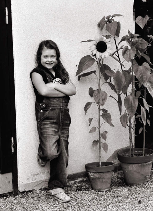 西方人,儿童,一个人,站,笑,双手交叉,微笑,露齿笑,竖图,黑白,室外,白天,正面,爱情,幸福,纯洁,太阳,植物,向日葵,欧洲,欧洲人,仅一个女性,仅一个人,服装,盛开,盆栽,盆景,花蕾,注视,休闲装,花,花瓣,花朵,鲜花,小孩,衣服,绿色,自然,花苞,花蕊,观察,看,站着,仅一个小孩,休闲,休闲服,可爱,童年,童趣,服饰,生长,成长,观看,察看,双手抱胸,关注,光辉,童真,烂漫,无邪,沉默,忠诚,勇敢,投缘,爱慕,高傲,天真,朝阳花,葵花,望日莲,向阳花,转日莲,女孩,女人,女性,白种人,孩子,站立,全身,女生