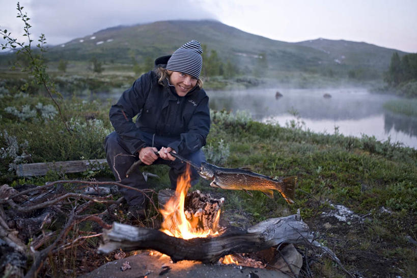 西方人,一个人,蹲,横图,俯视,室外,白天,烧烤,热情,草地,草坪,湖,湖泊,石头,山,水,植物,雾,火,欧洲,欧洲人,仅一个年轻女性,仅一个女性,仅一个人,握,阴影,服装,朦胧,模糊,清澈,光线,火焰,石子,影子,湖面,山峰,水流,水面,烤架,山峦,烤肉,燃烧,拿,拿着,休闲装,草,树,树木,衣服,蓝色,绿色,倒影,蓝天,天空,阳光,自然,湖水,天,休闲,休闲服,铁架,握着,服饰,生长,晴朗,成长,迷雾,倒映,万里无云,反照,明澈,清彻,清亮,年轻女性,女人,女性,白种人,石块,大雾,晴空,晴空万里,蹲着,彩图,高角度拍摄,全身