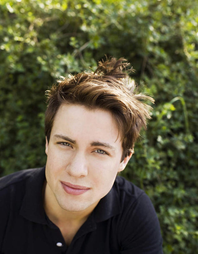 西方人,脸,头,脸颊,一个人,笑,微笑,露齿笑,竖图,室外,特写,白天,正面,草地,草坪,植物,欧洲,欧洲人,仅一个男性,仅一个人,服装,注视,休闲装,漂亮,草,仅一个年轻男性,衣服,绿色,观察,看,休闲,休闲服,服饰,观看,察看,关注,男人,男性,年轻男性,白种人,头部,脸部,脸蛋,面部,半身,彩图,俊秀,英俊