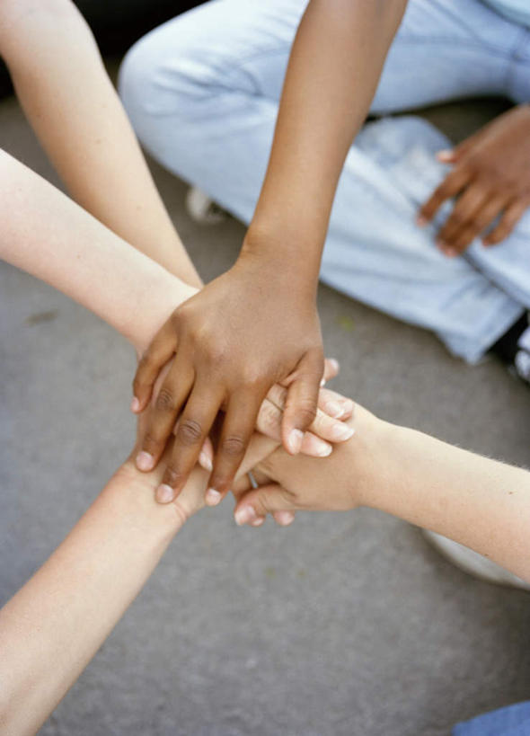 西方人,手,伙伴,朋友,坐,握手,竖图,俯视,室外,白天,友谊,合作,团队,欧洲,非洲,黑人,欧洲人,阴影,光线,影子,许多人,阳光,一群人,手部,战略,联合,合谋,配合,协作,友情,年轻女性,女人,女性,白种人,非洲人,搀手,拉手,手搀手,手拉手,手牵手,手握手,坐着,半身,彩图,高角度拍摄