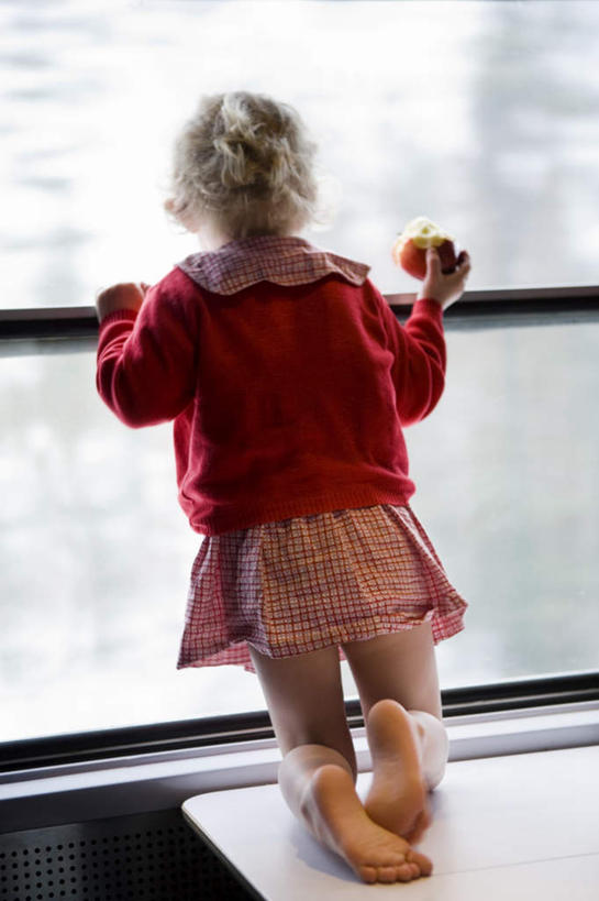 西方人,儿童,一个人,站,竖图,室内,白天,兴奋,纯洁,热情,餐桌,窗户,桌子,火车,欧洲,欧洲人,仅一个女性,仅一个人,一张,服装,开放,注视,休闲装,玻璃窗,车,小孩,背面,衣服,红色,交通工具,观察,看,站着,仅一个小孩,一列,休闲,健康,温暖,休闲服,奔放,活力,积极,激情,可爱,童年,童趣,服饰,朝气,餐台,观看,暖色,吉祥,察看,生命,关注,载具,饱满,童真,烂漫,无邪,革命,热烈,赤色,充实,斗志,喜气,主动,天真,女孩,女人,女性,白种人,孩子,站立,彩图,全身,欢乐,女生