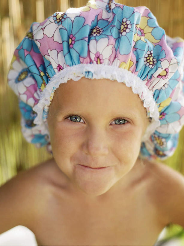 西方人,儿童,脸,头,脸颊,一个人,竖图,彩色,室外,白天,正面,纯洁,欧洲,欧洲人,仅一个女性,仅一个人,朦胧,模糊,装饰,浴帽,注视,小孩,观察,看,仅一个小孩,可爱,童年,童趣,观看,五颜六色,华丽,修饰,色彩斑斓,点缀,察看,关注,五彩缤纷,童真,烂漫,无邪,衬托,美观,雅致,雅观,五彩斑斓,五光十色,天真,女孩,女人,女性,白种人,孩子,头部,脸部,脸蛋,面部,半身,彩图,女生