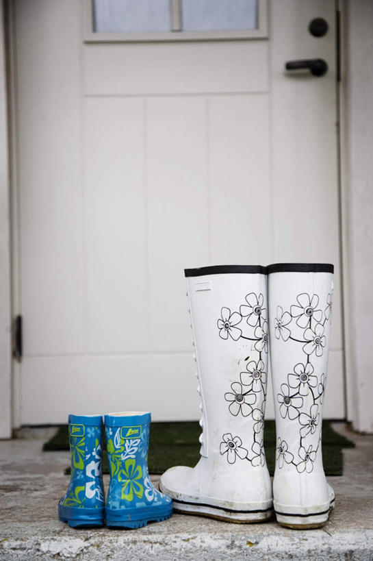 无人,竖图,室外,白天,正面,卫生间,浴室,鞋子,雨鞋,雨靴,墙,两双,靴子,墙壁,墙面,蓝色,白色,胶鞋,淋浴房,彩图,冲凉房,沐浴间,沐浴室
