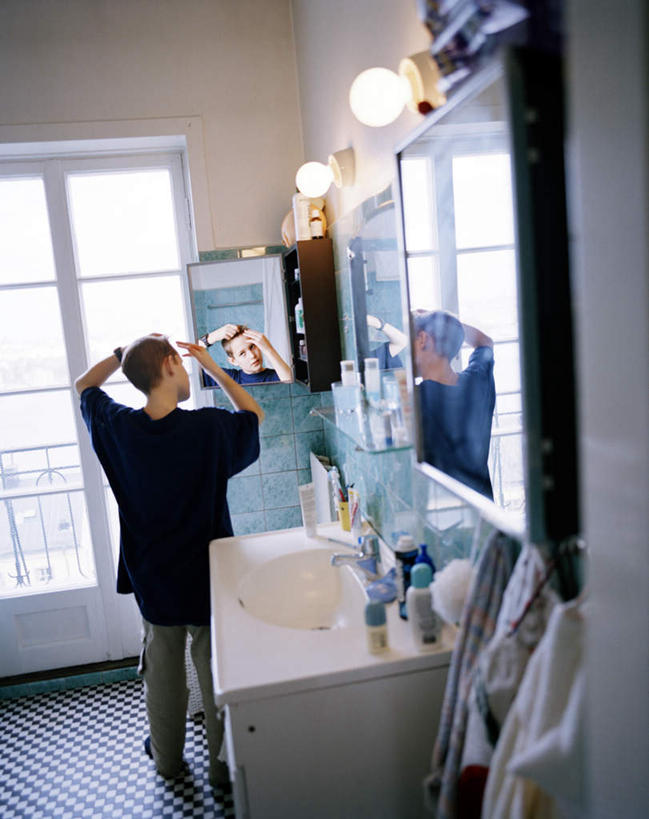 西方人,儿童,一个人,栏杆,站,竖图,室内,白天,化妆,美容,纯洁,窗户,镜子,落地窗,欧洲,欧洲人,仅一个男性,仅一个人,握,阴影,服装,反射,光线,电器,工具,水龙头,影子,围栏,梳妆台,拿,拿着,注视,休闲装,护栏,开关,玻璃窗,小孩,背面,衣服,阳光,化妆镜,吹风机,打开,观察,看,站着,仅一个小孩,休闲,休闲服,可爱,童年,童趣,握着,洗漱,服饰,观看,电吹风,阀门,镜像,察看,家电,开启,镜面,关注,童真,烂漫,无邪,光学,理发工具,水咀,天真,男孩,男人,男性,白种人,孩子,站立,彩图,全身,理发,男生