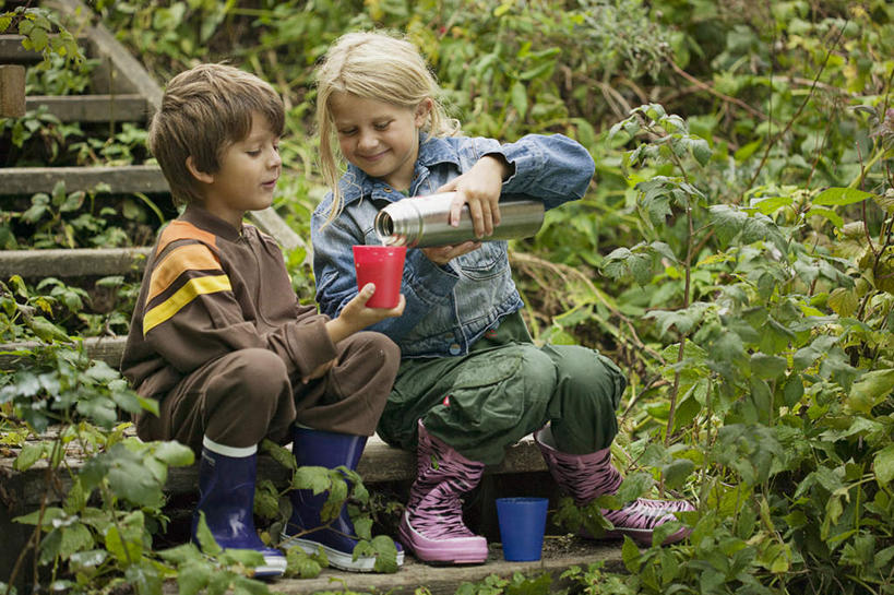 西方人,儿童,两个人,伙伴,朋友,坐,横图,室外,白天,正面,友谊,纯洁,植物,楼梯,欧洲,欧洲人,握,阴影,光线,影子,阶梯,拿,拿着,注视,台阶,玻璃制品,树,树木,小孩,绿色,阳光,自然,玻璃瓶,瓶子,观察,看,可爱,童年,童趣,握着,生长,成长,观看,察看,关注,童真,烂漫,无邪,保温瓶,天真,友情,男孩,男人,男性,女孩,女人,女性,白种人,坐着,彩图,全身,男生,女生