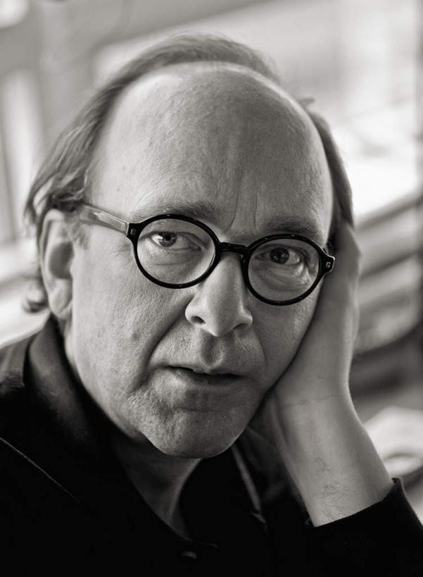 西方人,脸,头,脸颊,一个人,坐,竖图,黑白,室内,特写,白天,正面,欧洲,欧洲人,仅一个男性,仅一个人,仅一个中年男性,撑,阴影,光线,眼镜,影子,托腮,注视,阳光,观察,看,托,观看,仔细,察看,关注,托下巴,近视眼镜,细心,细致,当真,卖力,认真,男人,男性,中年男性,白种人,头部,脸部,脸蛋,面部,坐着,半身