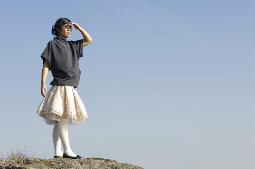 西方人,一个人,站,举,横图,室外,白天,仰视,石头,植物,欧洲,欧洲人,仅一个年轻女性,仅一个女性,仅一个人,眺望,阴影,远眺,服装,枯萎,光线,石子,影子,枯草,远望,休闲装,草,衣服,黄色,蓝色,蓝天,天空,阳光,天,托,站着,休闲,休闲服,服饰,晴朗,遥望,万里无云,了望,远瞩,年轻女性,女人,女性,白种人,石块,晴空,晴空万里,举起,举手,举着,向上举,向上伸,向上托,站立,彩图,低角度拍摄,全身